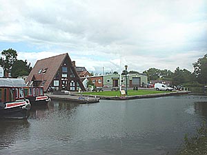 Canal boat hire from Alvechurch Marina in Alvechurch in Worcestershire